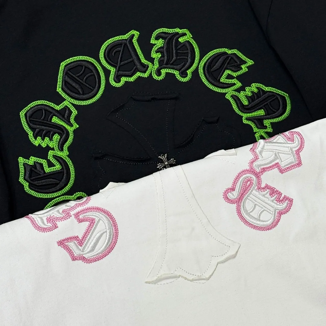 P180 Chrome Hearts 25 high-end versions. The fabric is made of 300 grams of high-density pure cotton. It does not deform or shrink. It has three labels. It is the same style for men and women. Technology: patch embroidery + original development hardware. Color: white, black. SIZE: S-XL.